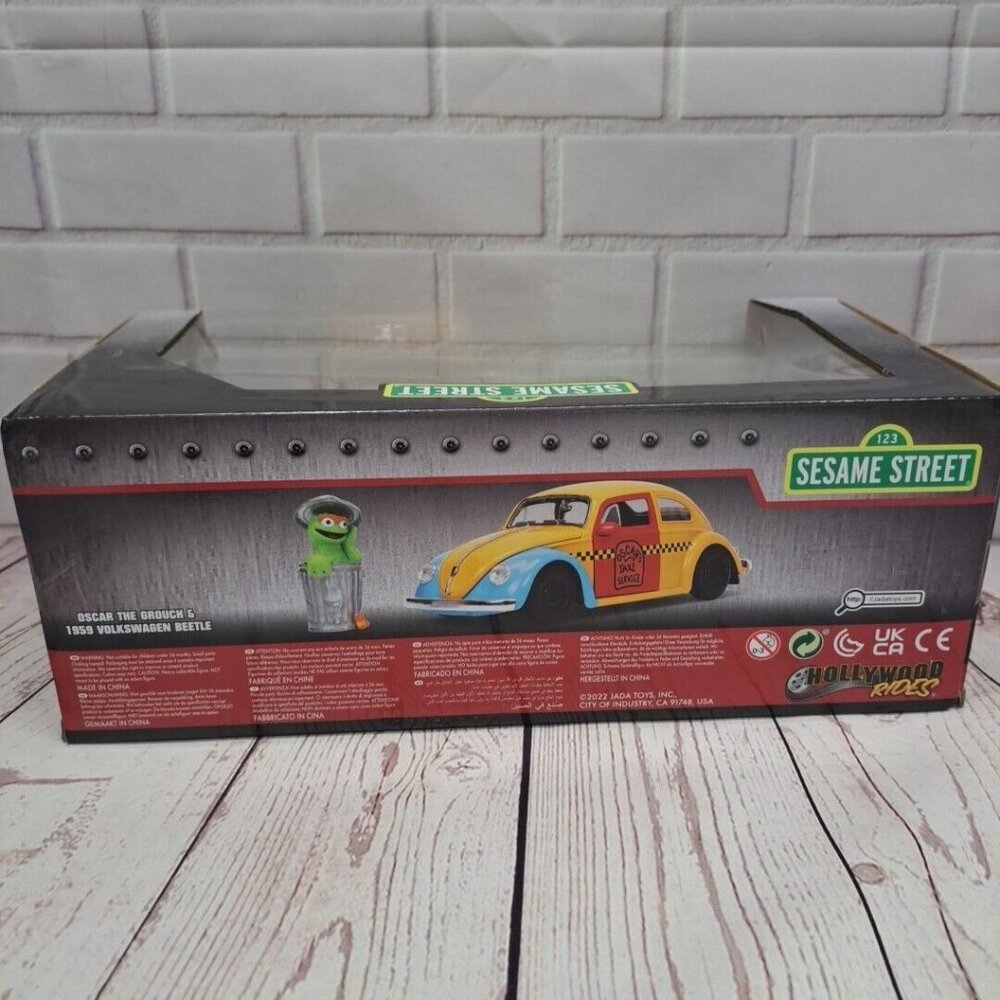 Oscar The Grouch & 1959 Volkswagen Beetle Die-Cast Model 1:43 Scale Hollywood Ri - Picture 6 of 9